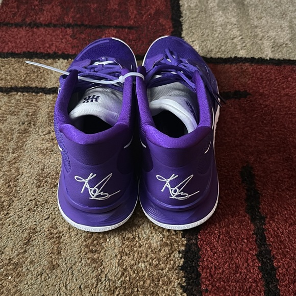 Kyrie NIKE SHOES. SIZE 14 - Picture 4 of 10